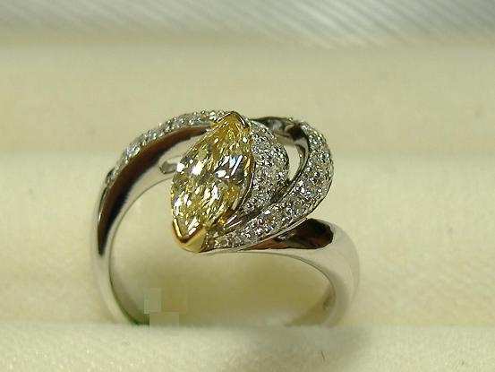 マーキスカット（笹の葉型）ダイヤの婚約指輪（エンゲージリング）