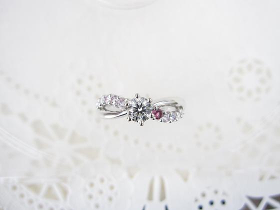 誕生石（ガーネット）とダイヤモンドの婚約指輪（エンゲージリング）デザイン例