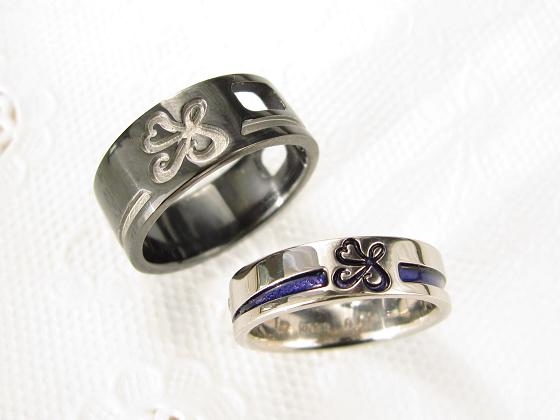 二人のオリジナルロゴを入れた結婚指輪オーダー例