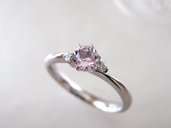 ピンクトパーズをメインにした婚約指輪（エンゲージリング）デザイン例