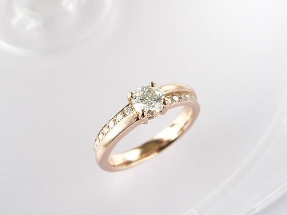 ピンクゴールドの婚約指輪（エンゲージリング）