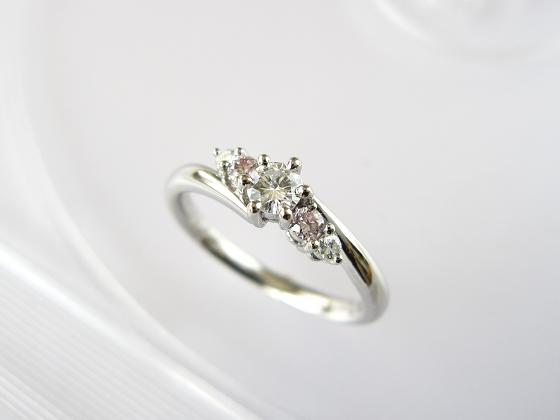 ピンクダイヤの婚約指輪（エンゲージリング）