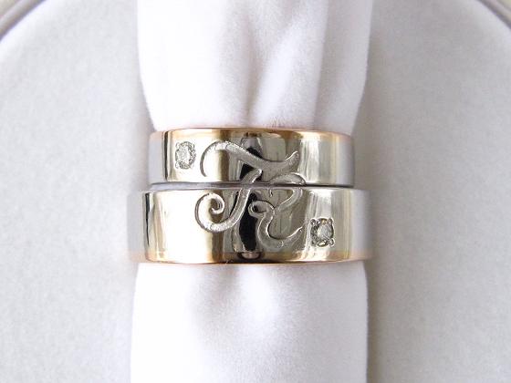 2本のリングを合わせて1つの模様になる結婚指輪オーダー例