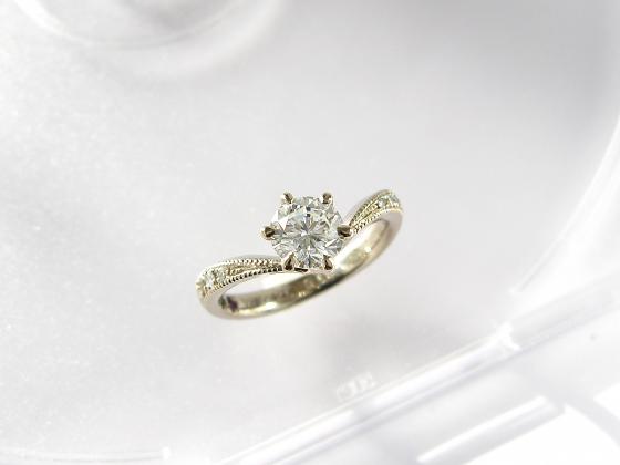 立て爪指輪のシャンパンゴールドダイヤモンドリング