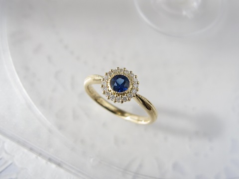 サファイアをメインにしたダイヤモンド婚約指輪（エンゲージリング）デザイン例
