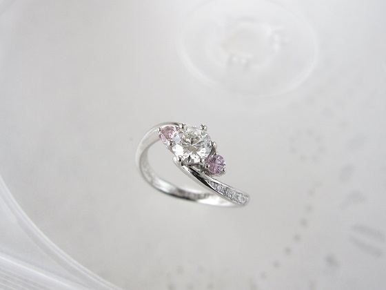 婚約指輪｜人気 のシンプル デザインに 誕生石（ピンクトパーズ） を入れて 。結婚指輪 と重ね付けも。