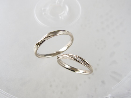 シンプルで細身の結婚指輪デザイン例
