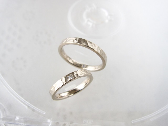 結婚指輪｜人気 の トンカチで叩いた 槌目 デザイン シンプル で 細身