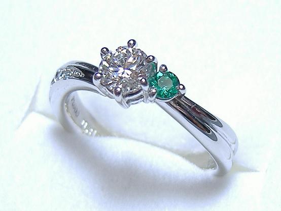 婚約指輪｜人気 のシンプル デザインに 誕生石（エメラルド） を入れて 。結婚指輪 と重ね付けも。