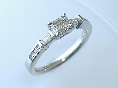 バゲットカット（長方形）ダイヤの婚約指輪（エンゲージリング）