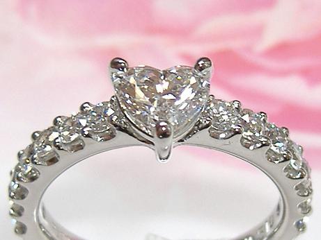 ハートシェイプダイヤの婚約指輪（エンゲージリング）