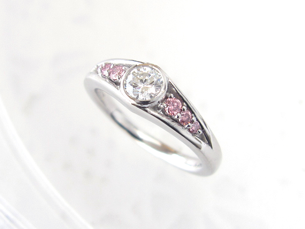 ピンクダイヤモンドを使用した 婚約指輪・エンゲージリングです