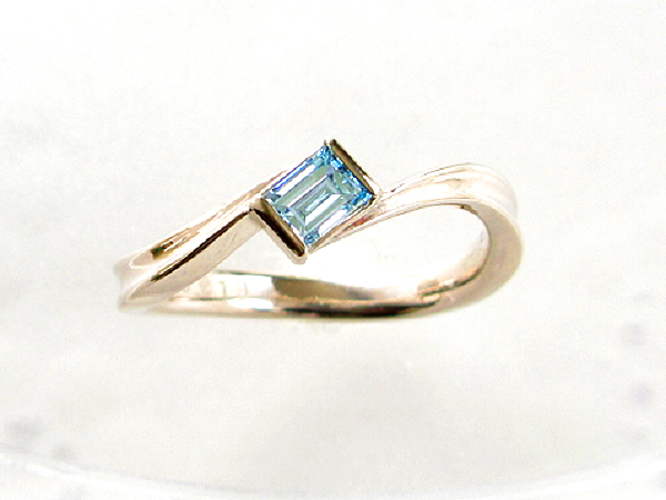 ブルーダイヤモンド・バゲットカットの婚約指輪です。