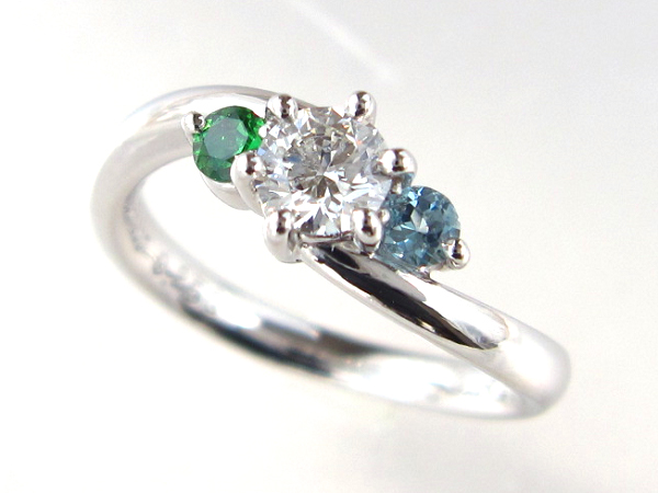 0.3カラット ダイヤモンド 婚約指輪｜人気 のシンプル デザインに 誕生石（ガーネット・アクアマリン） を添えて 。結婚指輪 と重ね付けも。