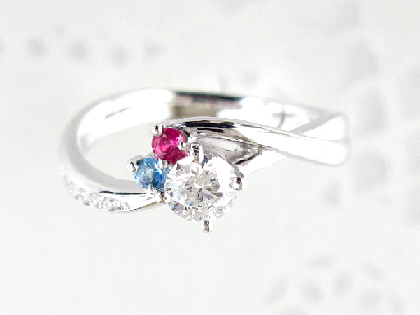 ダイヤモンド 婚約指輪｜プロポーズリング でサプライズプロポーズ成功後に作らせていただいたプラチナ製婚約指輪。二人の誕生石 ルビー ブルートパーズ を添えて