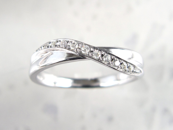 プラチナ製のスイートテンダイヤモンド。10周年を10ピースのダイヤでお祝い。無限シルエットの2連クロスタイプ。