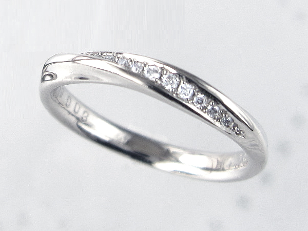 プラチナ製 ダイヤモンド10ピースの結婚記念リング。10周年の記念に。