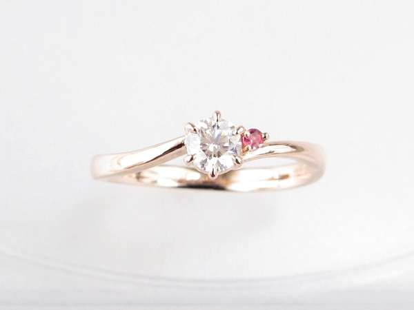 ピンクゴールドで婚約指輪をつくりませんか？ダイヤがきれいに見え、温かみのある個性的な世界に一つのエンゲージリングになります。